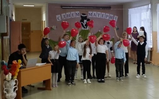 Поздравление от 2 и 4 классов.